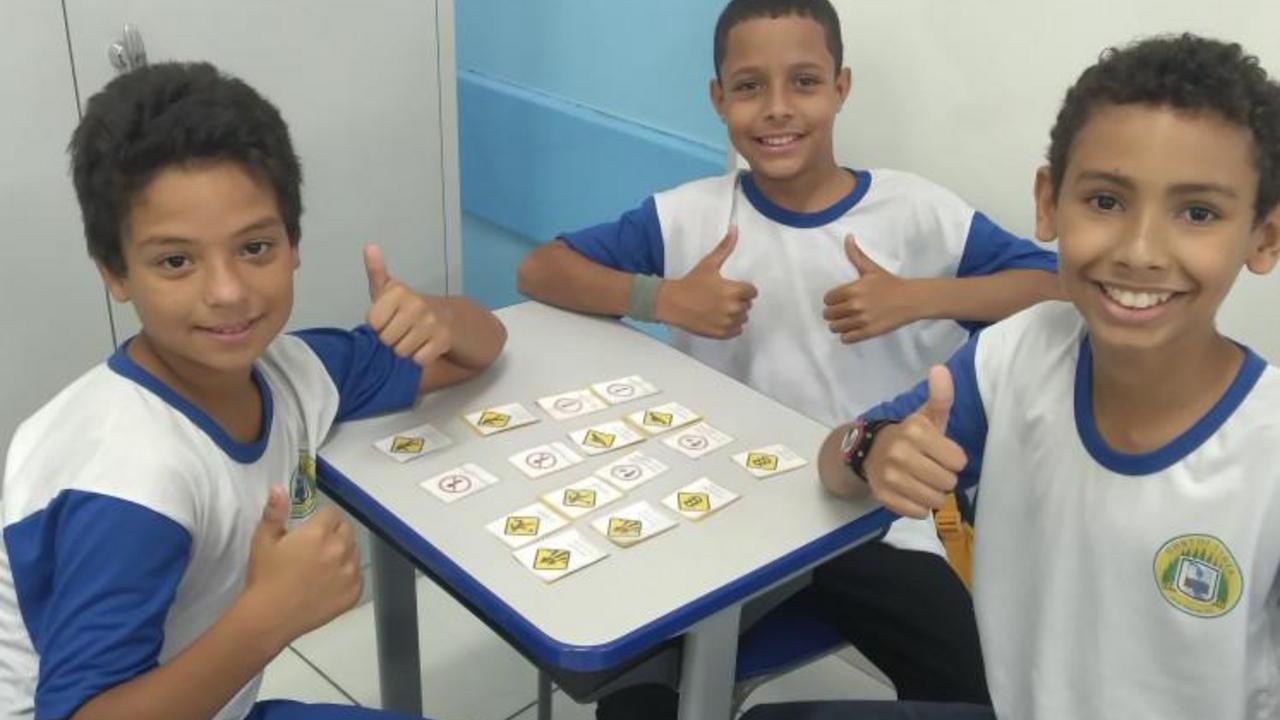 Jogo da Memória: Sinais de Trânsito