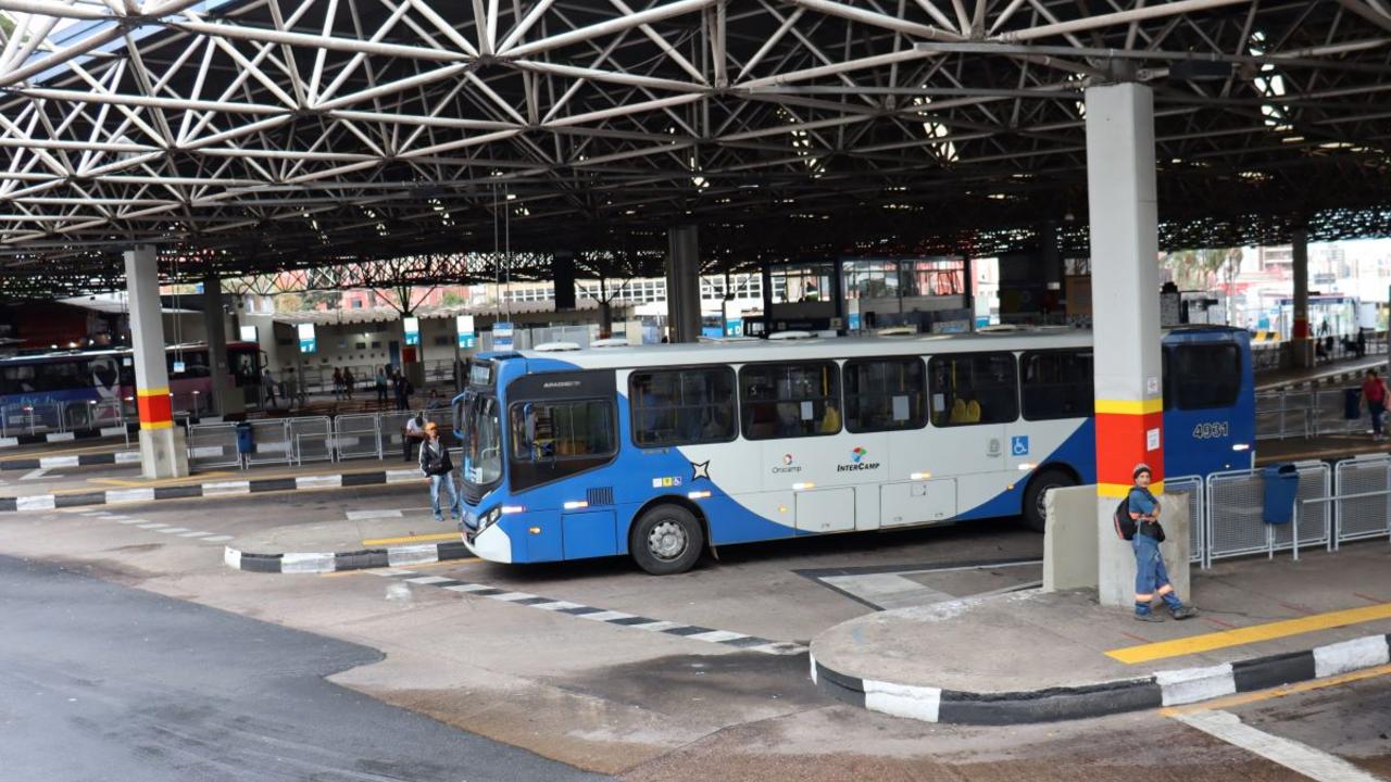 Linhas 136, 153, 171 e 249 atendendo no ponto na baia externa do Terminal Central