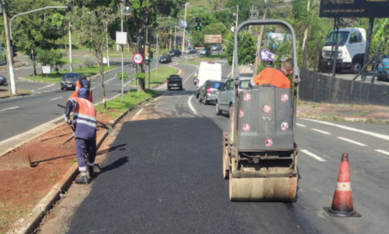 Secretaria de Serviços Públicos mantém frentes contínuas de manutenção e limpeza em diversas regiões do município, como a recuperação asfáltica
