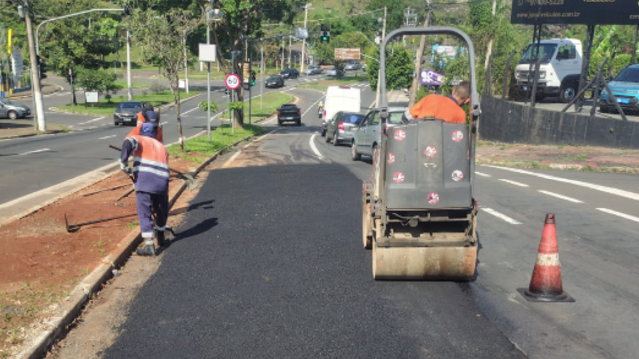 Secretaria de Serviços Públicos mantém frentes contínuas de manutenção e limpeza em diversas regiões do município, como a recuperação asfáltica