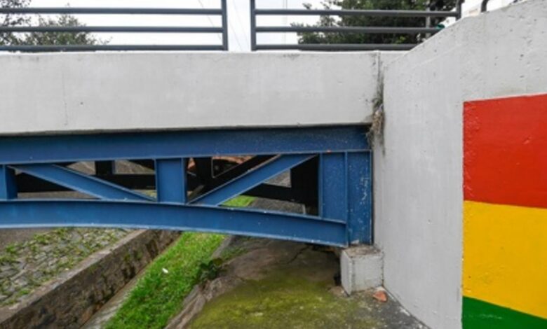 Renovação da pintura da régua comunitária do nível da água com sinalização colorida