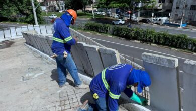 Equipe realiza manutenção em guarda-corpo da passarela na avenida Aquidabã e obras em galerias de águas pluviais na avenida Moraes Salles