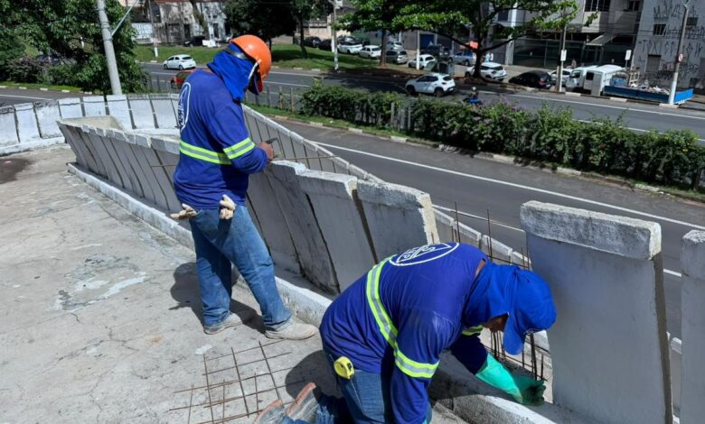 Equipe realiza manutenção em guarda-corpo da passarela na avenida Aquidabã e obras em galerias de águas pluviais na avenida Moraes Salles