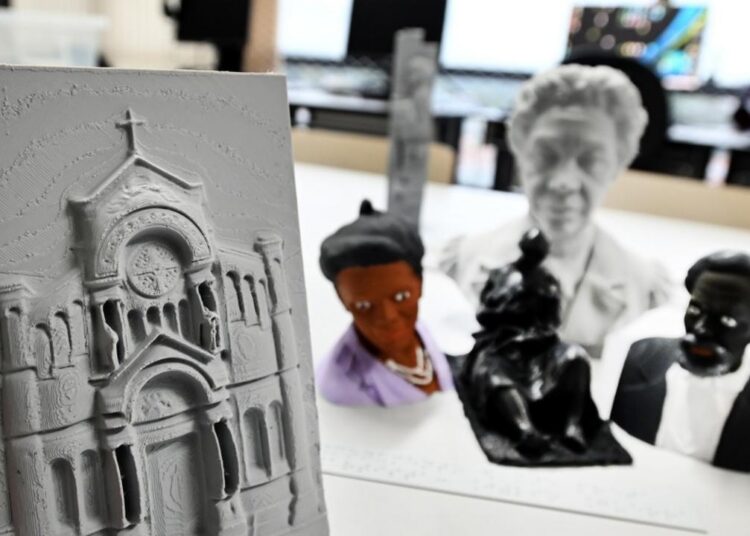 Modelos táteis 3D sobre personalidades e monumentos
