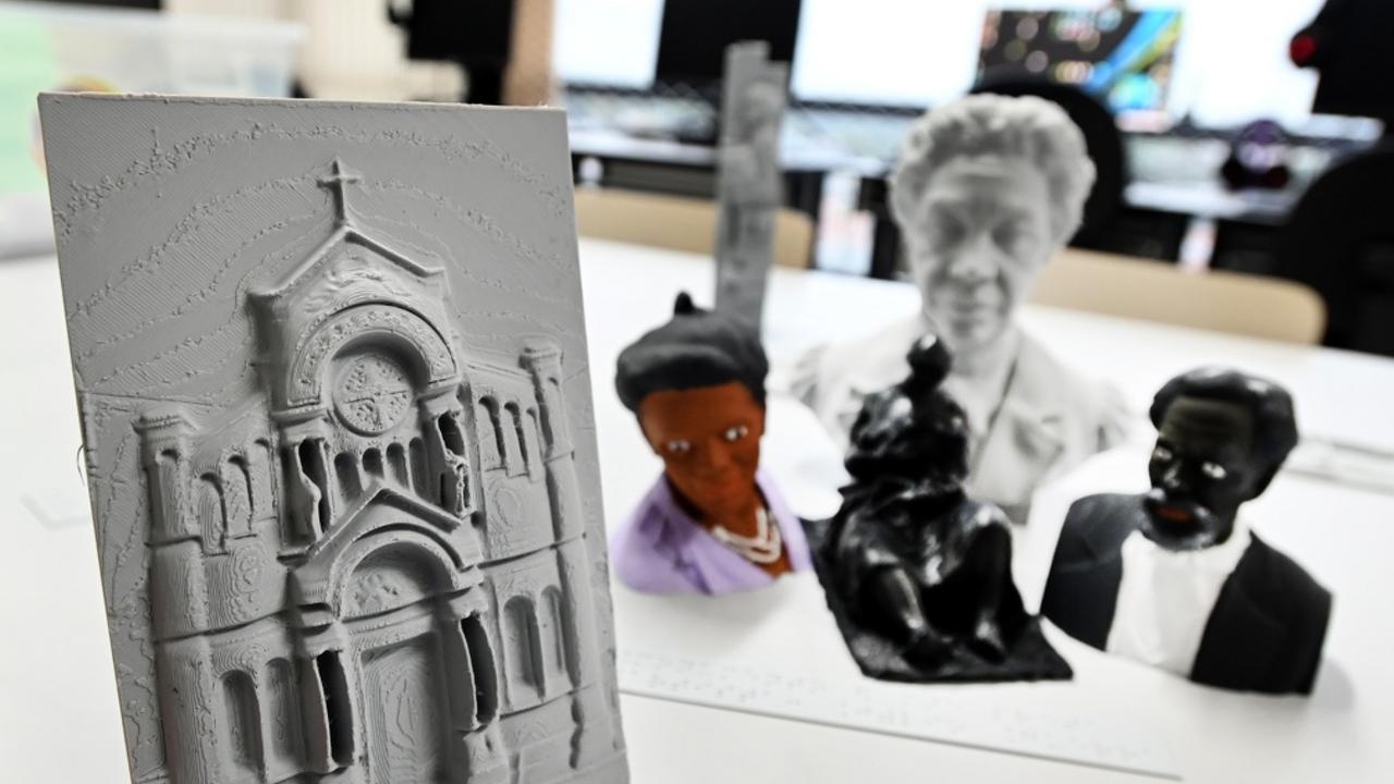 Modelos táteis 3D sobre personalidades e monumentos