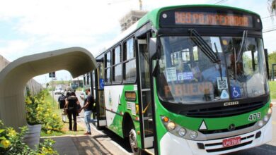 Passageiros em ônibus durante horário de pico em Campinas