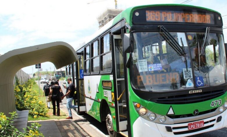Passageiros em ônibus durante horário de pico em Campinas