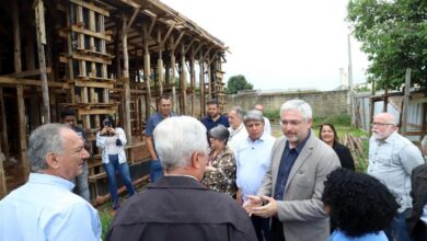 Comitiva do Ministério da Saúde e prefeito em exercício nas obras do CAPS III AD Sul no Jardim das Bandeiras