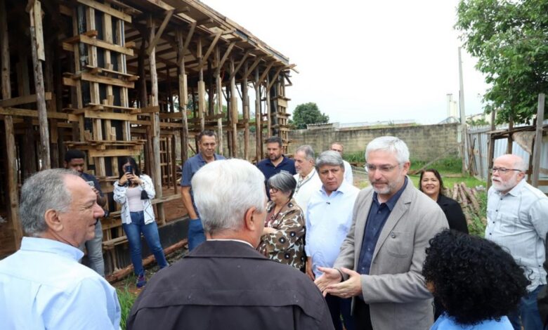 Comitiva do Ministério da Saúde e prefeito em exercício nas obras do CAPS III AD Sul no Jardim das Bandeiras