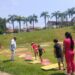Crianças aproveitando área verde e brincando no Parque das Águas