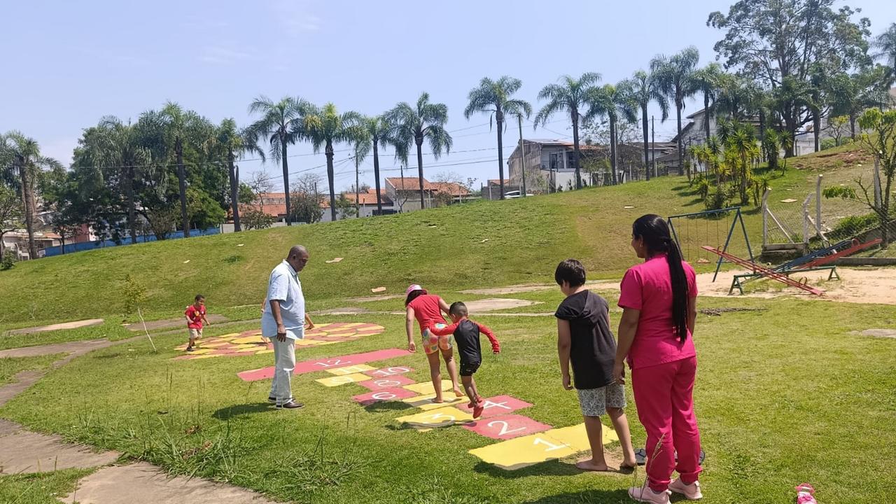 Crianças aproveitando área verde e brincando no Parque das Águas