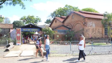 Corpo suspenso por ganchos durante espetáculo na Sala dos Toninhos