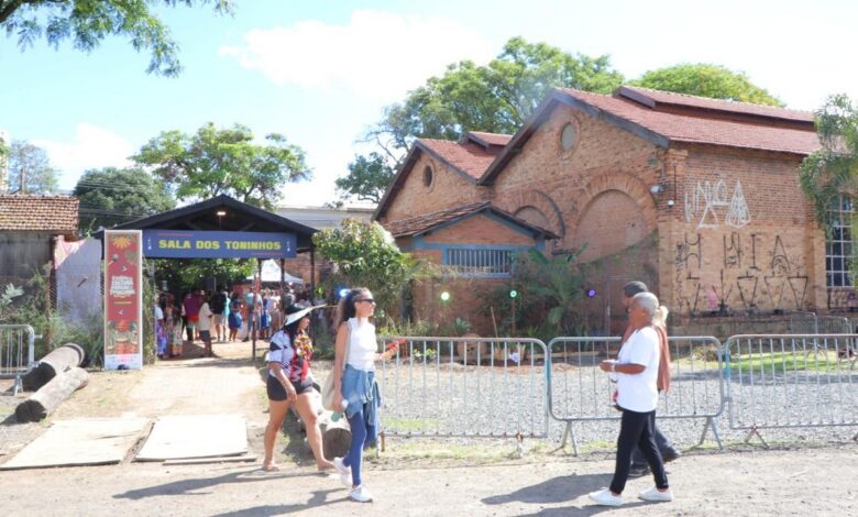 Corpo suspenso por ganchos durante espetáculo na Sala dos Toninhos