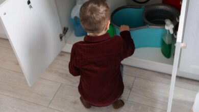 pais e responsáveis mantendo produtos perigosos fora do alcance infantil