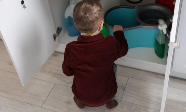 pais e responsáveis mantendo produtos perigosos fora do alcance infantil