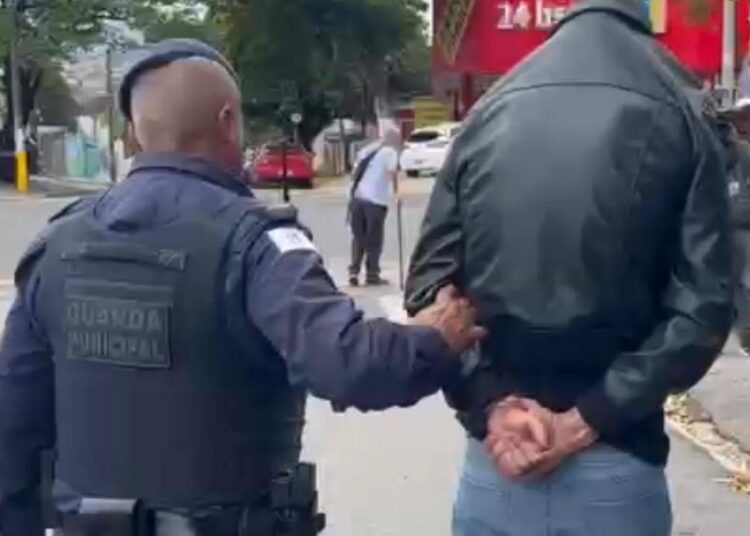 Homem foi levado ao 9º DP e permaneceu detido