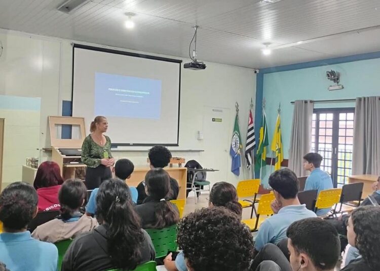 Procon de Hortolândia orienta jovens patrulheiros com palestra sobre o direito dos consumidores