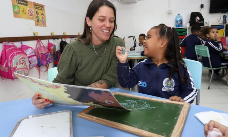 Professora Sarah Sacchi em atividade no CEI Idalina Caldeira de Souza Pereira