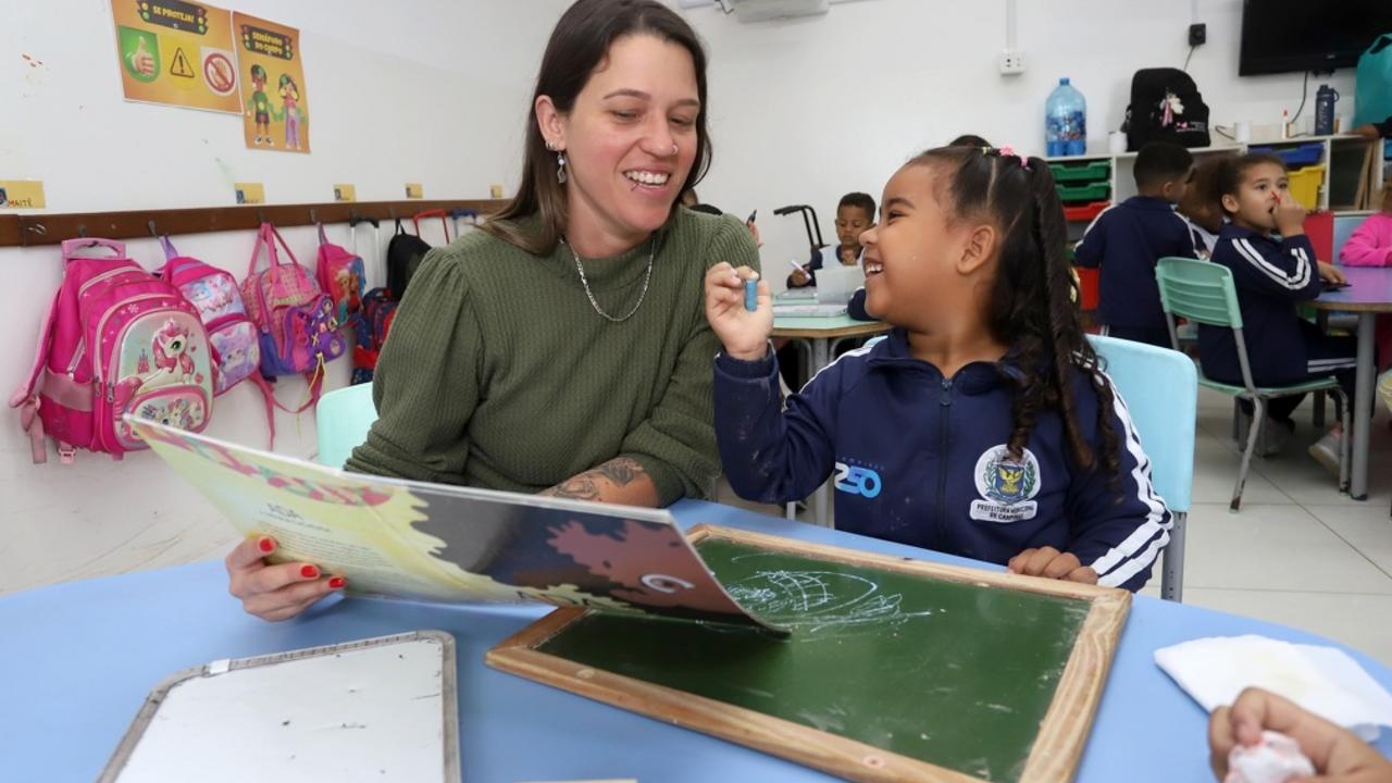 Professora Sarah Sacchi em atividade no CEI Idalina Caldeira de Souza Pereira