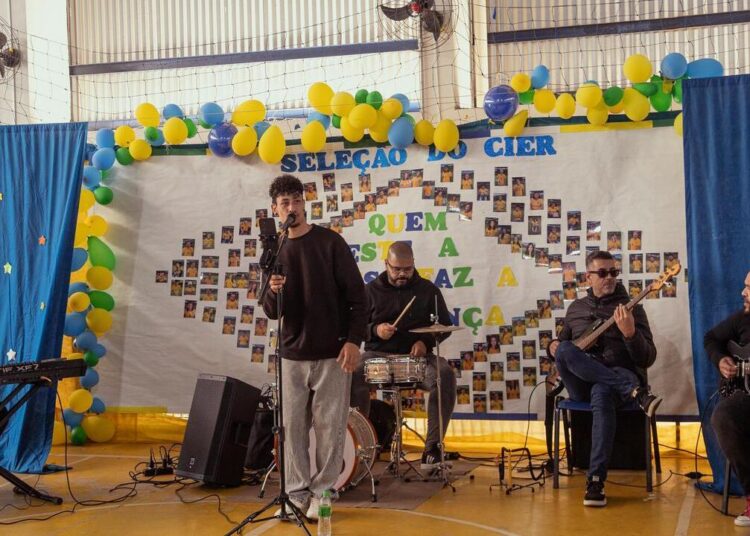 Projeto Notas de Abraço leva música para mulheres pacientes do CAISM de Hortolândia