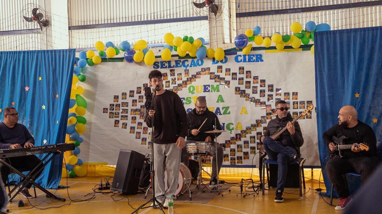 Projeto Notas de Abraço leva música para mulheres pacientes do CAISM de Hortolândia