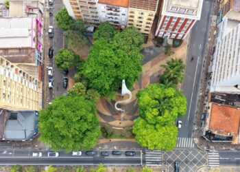 Vista aérea do Centro com foco no Largo das Andorinhas e projetos de requalificação