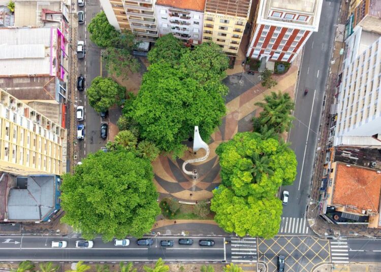 Vista aérea do Centro com foco no Largo das Andorinhas e projetos de requalificação