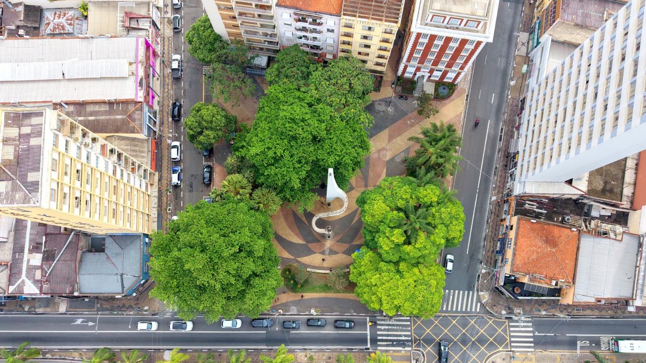 Vista aérea do Centro com foco no Largo das Andorinhas e projetos de requalificação