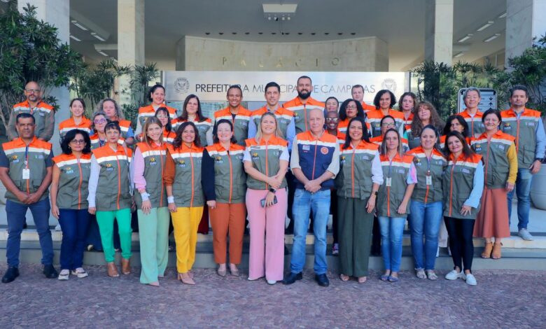 Equipe do Serviço de Proteção Social em ações emergenciais com vistoria em bairro atingido pelas chuvas