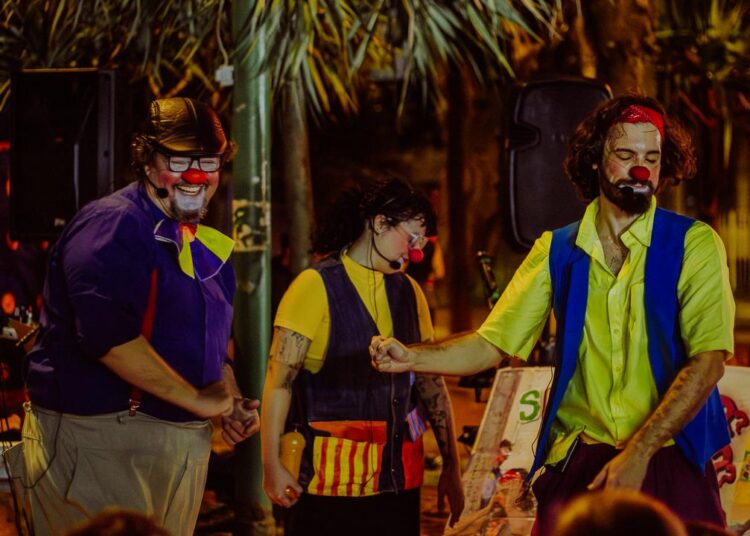 Trupe desenvolve ações de circo e teatro de rua em espaços públicos das periferias de Campinas