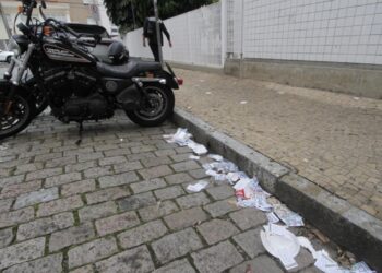 Santinhos descartados irregularmente nas ruas são recolhidos pelas equipes de limpeza urbana