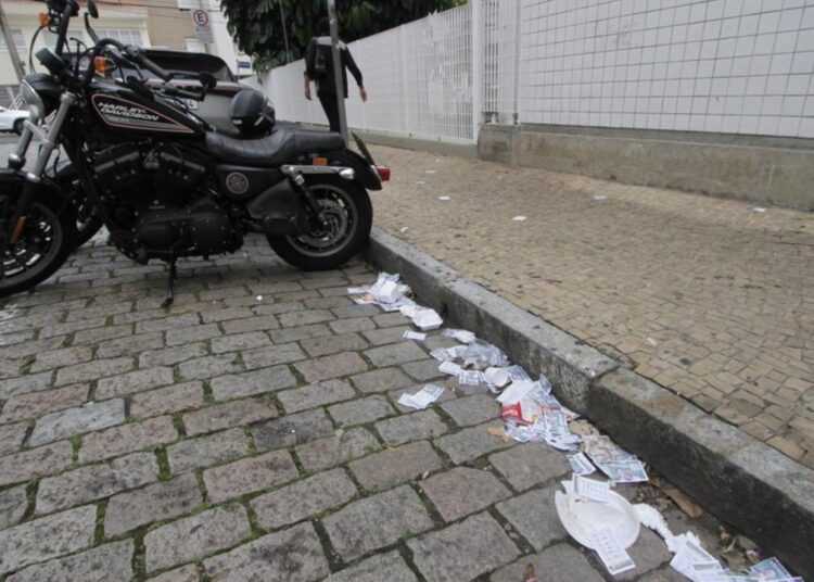 Santinhos descartados irregularmente nas ruas são recolhidos pelas equipes de limpeza urbana