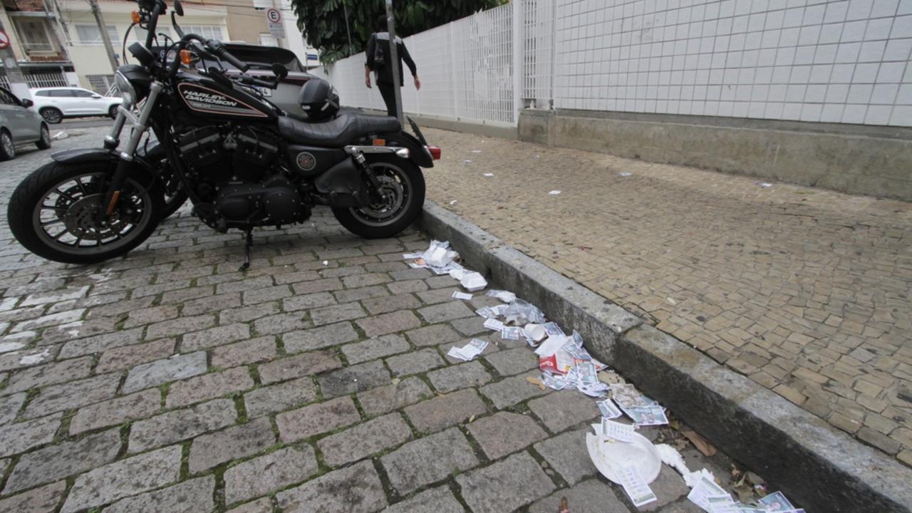 Santinhos descartados irregularmente nas ruas são recolhidos pelas equipes de limpeza urbana