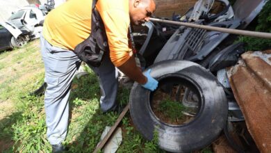 Prevenção da dengue evitando acúmulo de água em objetos que servem de criadouro do mosquito