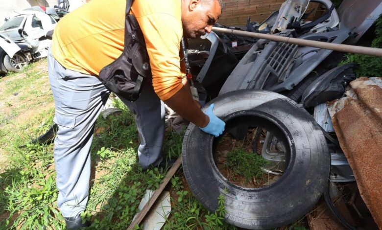 Prevenção da dengue evitando acúmulo de água em objetos que servem de criadouro do mosquito