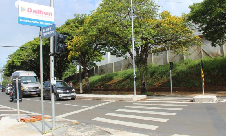Cruzamento das ruas Jasmim e Jorge Figueiredo com novos equipamentos para pedestres