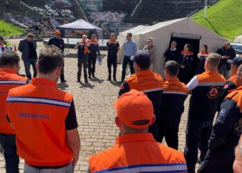 Coordenador regional da Defesa Civil fala durante simulado