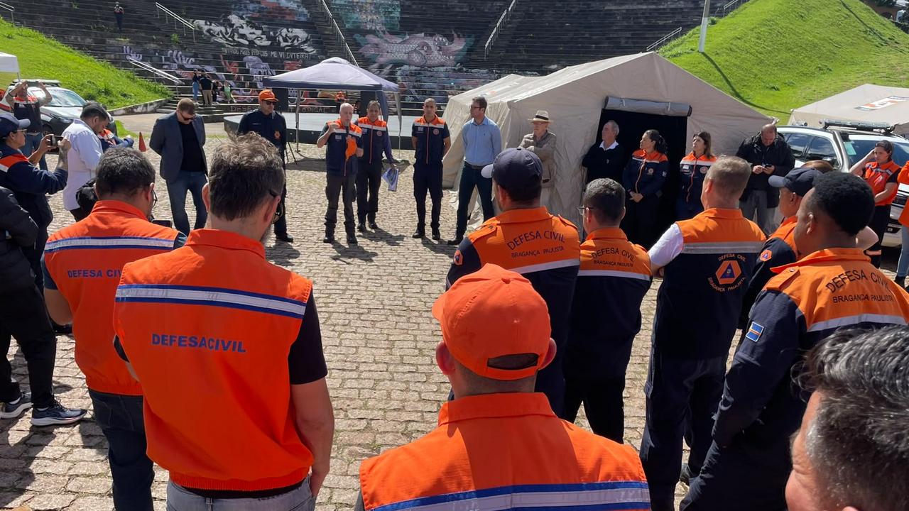 Coordenador regional da Defesa Civil fala durante simulado