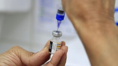 Profissional de saúde prepara dose de vacina em Centro de Saúde