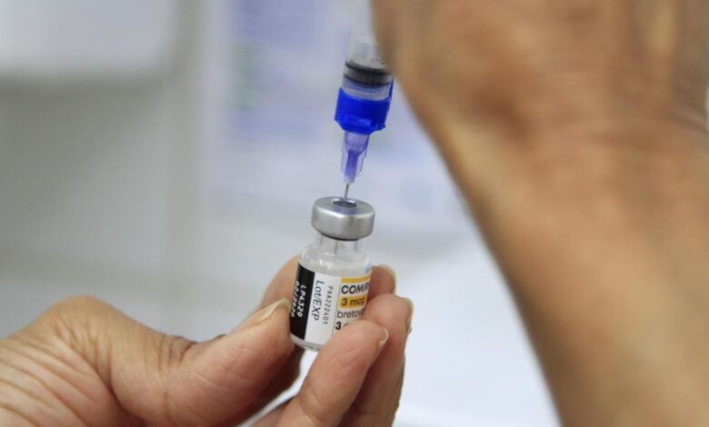 Profissional de saúde prepara dose de vacina em Centro de Saúde