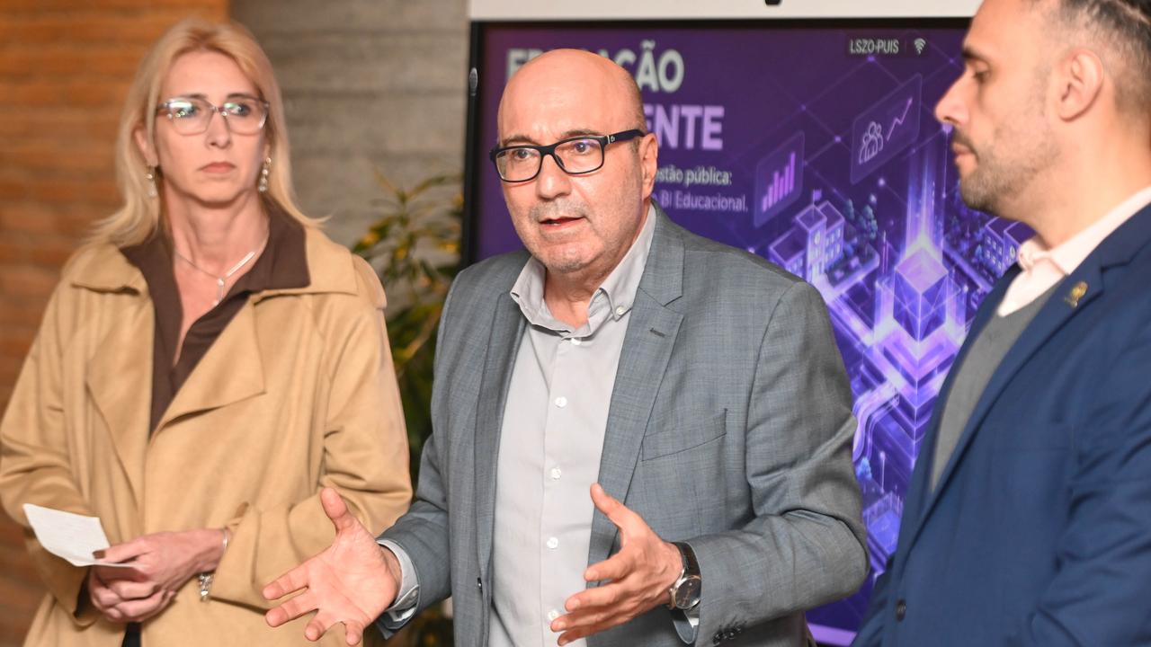 Prefeito Dário Saadi, secretária Patrícia Adolf Lutz e presidente Elias Tavares em evento sobre educação