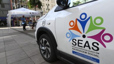tendas com mesas, cadeiras e equipe de atendimento