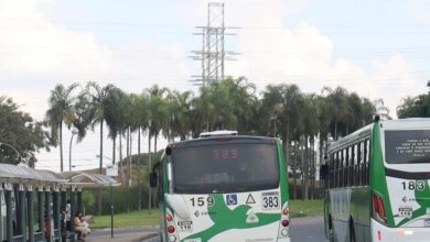 Usuário atento aos novos trajetos da linha 383 no Centro e Jardim Planalto