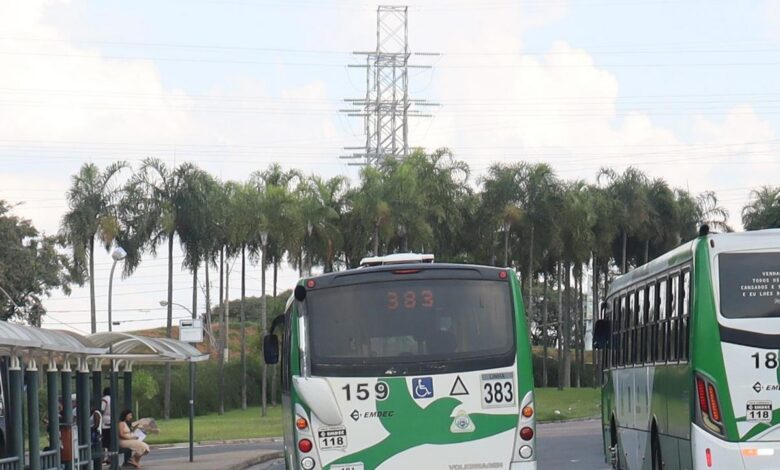Usuário atento aos novos trajetos da linha 383 no Centro e Jardim Planalto