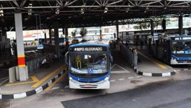 Passageiros embarcando nas portas traseiras dos ônibus para transporte gratuito