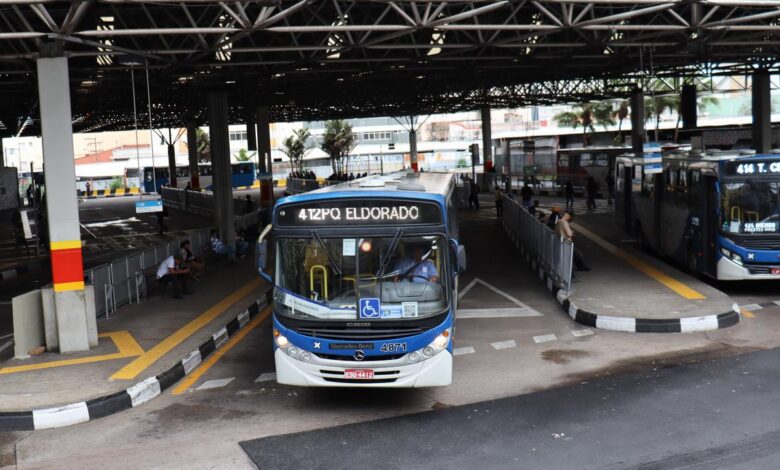 Passageiros embarcando nas portas traseiras dos ônibus para transporte gratuito