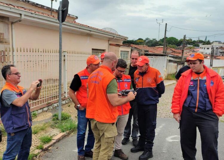 Agentes da Defesa Civil durante treinamento com drones e atividades práticas