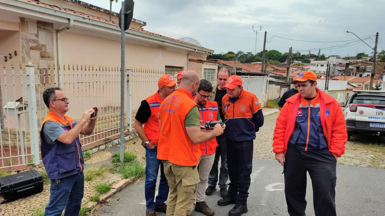 Agentes da Defesa Civil durante treinamento com drones e atividades práticas