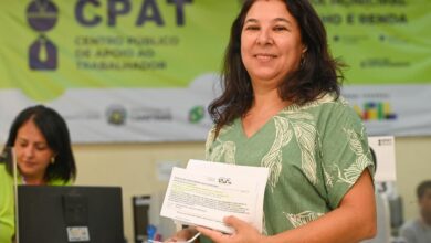 Trabalhadores buscam vagas compatíveis com seu perfil profissional no CPAT