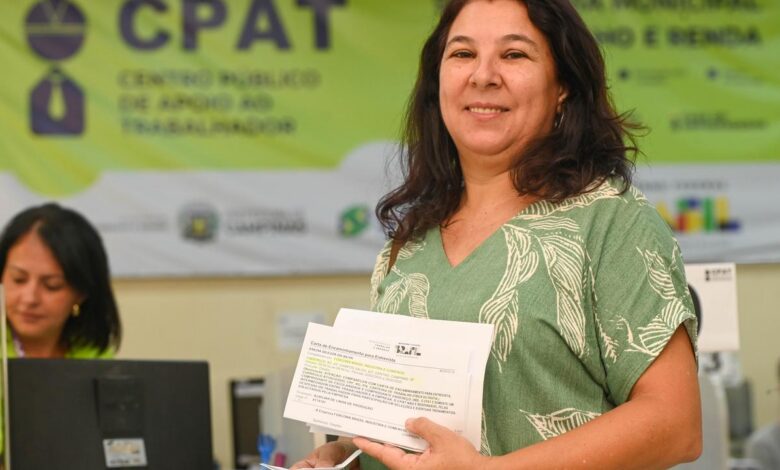 Trabalhadores buscam vagas compatíveis com seu perfil profissional no CPAT